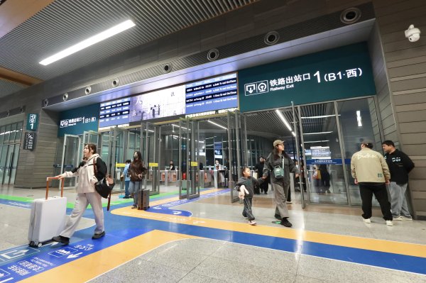 恒正网配资 多等10分钟！“五一”返程朝阳站地铁站守护乘客归家路