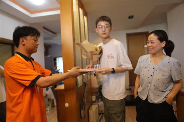 蜗牛配资 湖南省首封录取通知书成功送达