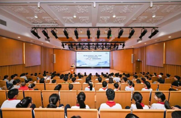 航心配资 第三届上海交大“荣昶—文治杯”全球大学生诗词大赛举办