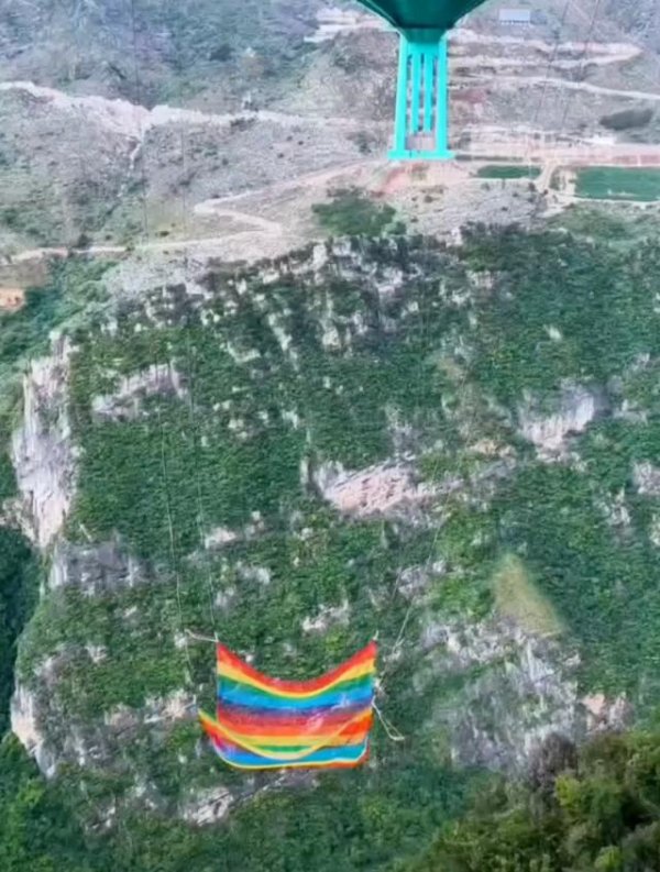 群益证券 “世界第一高桥”无绳蹦极亮相！1次1600多元，工作人员：开放前会进行真人测试